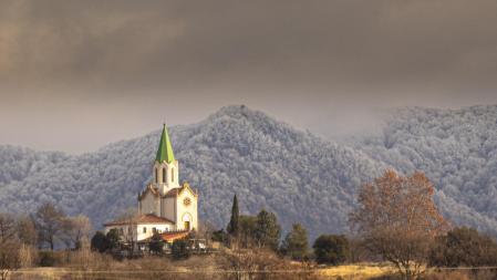 Santuario de Puig-agut con las montañas enharinadas de fondo.