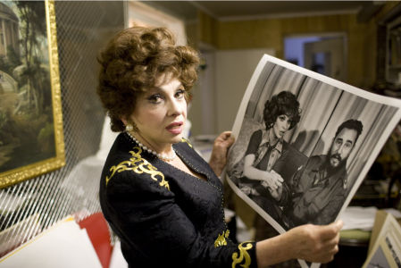 Gina Lollobrigida mostrando la fotografía que le tomaron cuando entrevistó a Fidel Castro