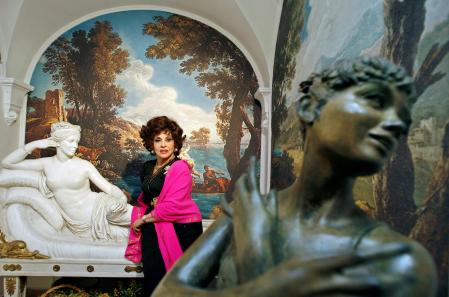 FILE PHOTO: Italian film icon Gina Lollobrigida poses near two of her sculptures in her villa in southern Rome December 7, 2006.   REUTERS/Chris Helgren/File Photo