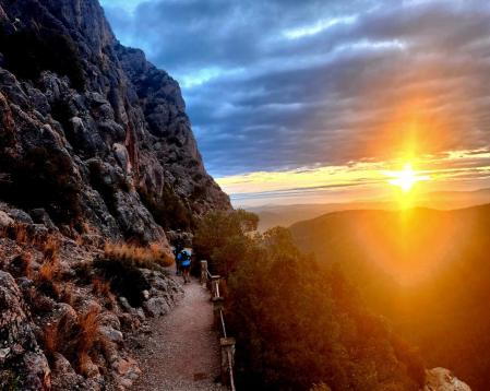 El sol saluda a los senderistas en Montserrat.