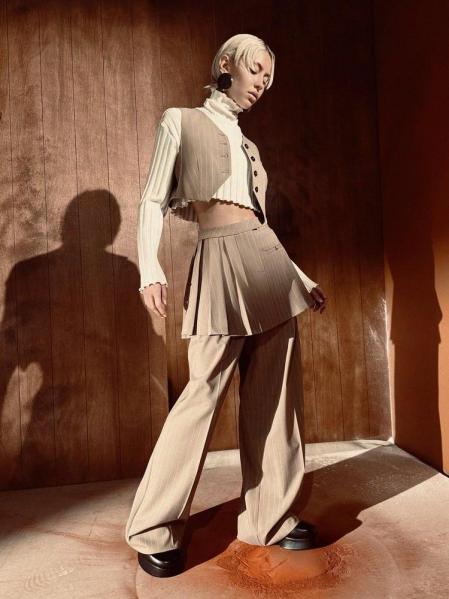 Iris Law posa para Zara con un traje de nueva colección