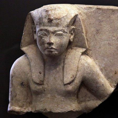 Representación del faraón Ay.