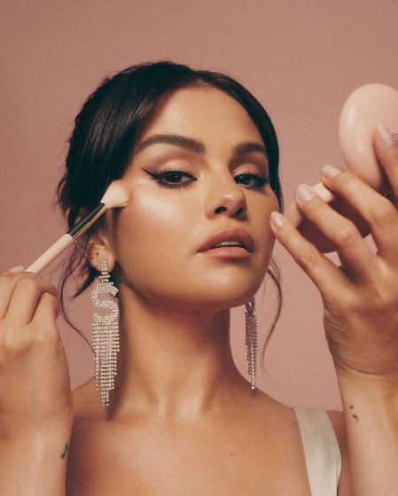Selena Gómez en una imagen promocional de su firma de maquillaje Rare beauty