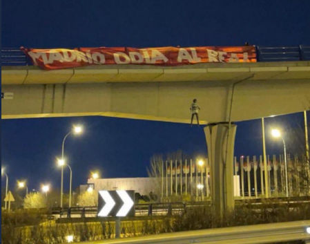 Un muñeco de Vinícius apareció colgado de un puente de Madrid