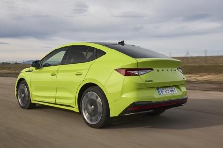 La caída del techo desde el pilar central potencia la imagen deportiva de un modelo destinado a clientes que aprecian el diseño&nbsp;