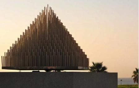 La pirámide se encuentra en La isleta, en el centro de la rotonda ubicada junto a la playa de La Albufereta, donde anteriormente existió una cafetería.