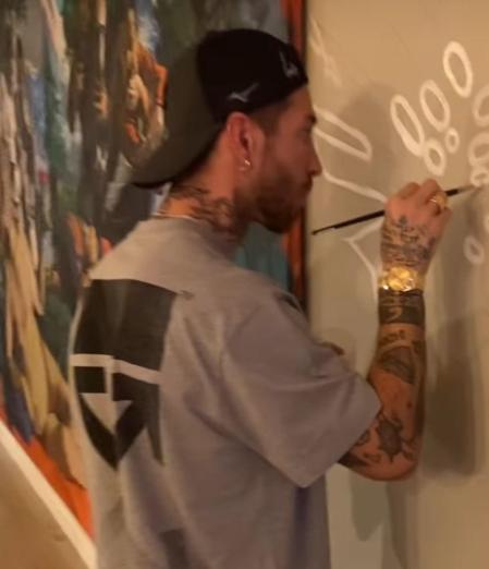 Sergio Ramos creando una de sus obras de arte