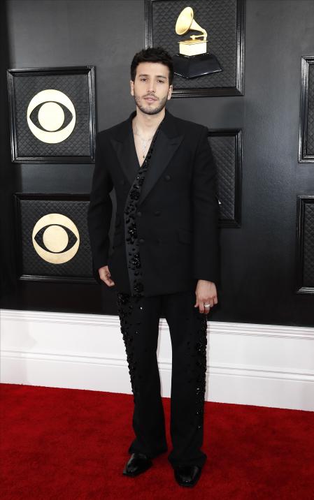 Sebastián Yatra en la alfombra roja de los Grammy 2023