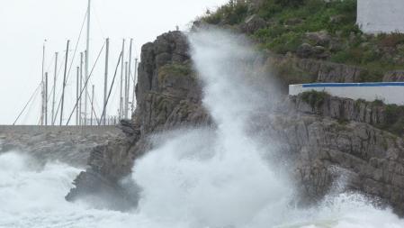 Gran ola en Les Casetes del Garraf.