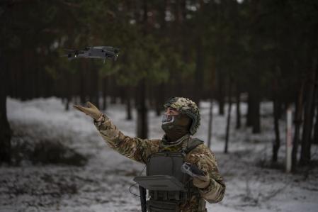 Un militar ucraniano aterriza un dron cerca de la frontera con Bielorrusia, Ucrania.