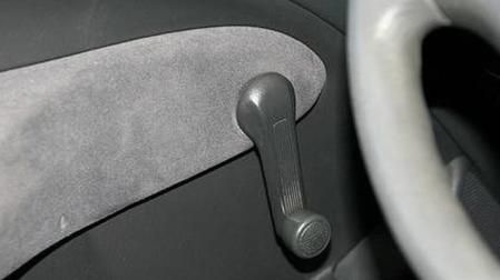 Antes los coches requerían el uso de una manivela para subir y bajar las ventanillass