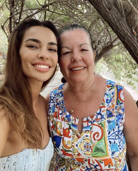 Joana Sanz junto a su madre