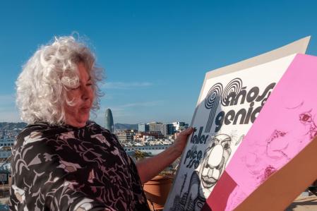 Hilda Bencomo, propietaria de la Col·lecció Jordi Costa del Taller de Picasso de Barcelona, muestra los carteles de homenaje a Picasso realizados en 1971 y 1972.