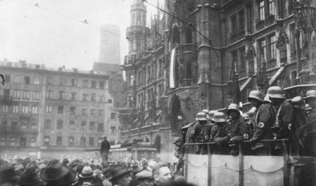 La Marienplatz de Múnich durante los sucesos del Putsch de la cervecería en Múnich.