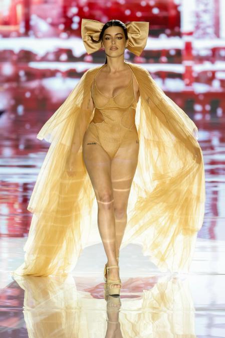Dulceida desfila para “ Andres Sarda “ durante la pasarela Cibeles