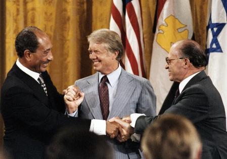 El presidente egipcio Anwar al Sadat, el presidente de EE UU Jimmy Carter, y el primer ministro israelí Menájem Beguín, tras la firma de los acuerdos de Camp David, el 17 de septiembre de 1978. Foto: Jimmy Carter Library / CIA