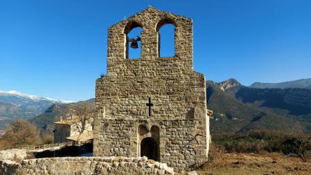 Vista de la ermita de Sant Climent y la torre de Foix, en el Berguedà.
