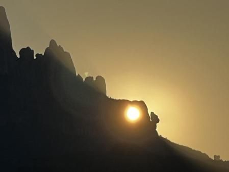 El sol encajado en La Cadireta de La Foradada.