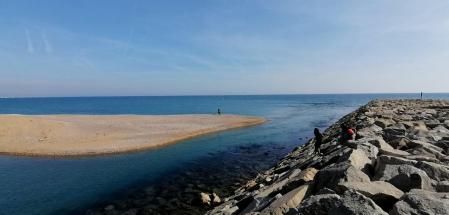 Vista de la desembocadura del río Besòs.