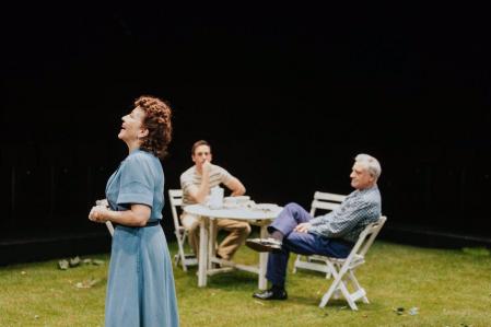 Los actores Jordi Bosch y Emma Vilarasau en 'Tots eren fills meus' de Arthur Miller dirigida por David Selvas en el Teatre Lliure