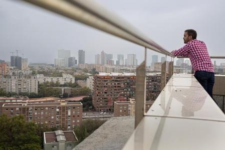 Centro de arte Piramidon en rascacielos de los años 70 en el barri de la Pau- Detalle del las vistas de sde la azotea
