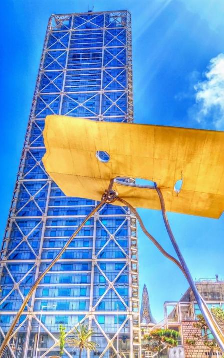 La escultura 'David y Goliat' en la Vila Olímpica.