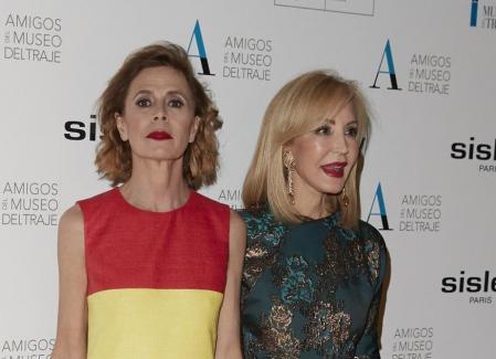 Carmen Lomana y la diseñadora Ágatha Ruiz de la Prada durante la inauguración de la exposición 