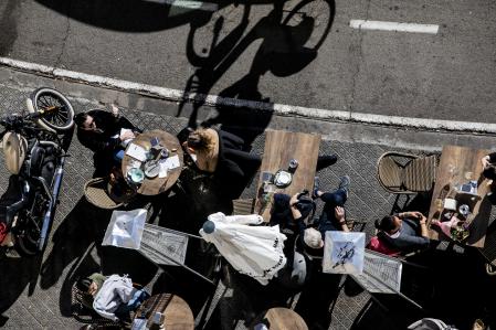 Mesas en una terraza de un bar