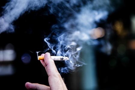 foto XAVIER CERVERA 05/01/2019 tabaco humo mechero fumador