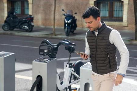Algunas ciudades, como Madrid, ofrecen a sus ciudadados un servicio de bicis eléctricas compartidas&nbsp;