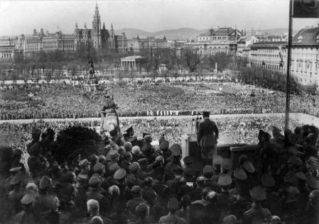 Hitler pronuncia un discurso el 15 de marzo de 1938 desde el balcón del Palacio Imperial de Hofburg en Viena, Austria