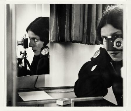 25. Ilse Bing. Autorretrato con Leica. 26,5 × 30,7 cmCollection of Michael Mattis and Judith Hochberg, New York