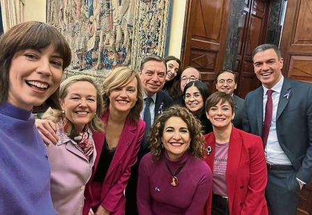 Selfie de ministres del PSOE amb el president del govern espanyol, Pedro Sánchez, abans de la sessió de control al Congrés el 8-M