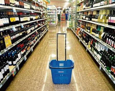 foto XAVIER CERVERA 08/10/2008 la cesta de la compra en epoca de crisis, UNA CESTA ABANDONADA EN UN PASILLO DE ESTANTES DE BEBIDAS ALCOHOLICAS, VINO, CAVA