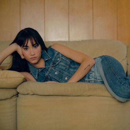 Aitana con el 'total look' denim en la campaña de Levi's
