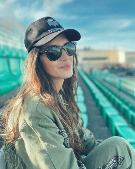 Sara Carbonero con su conjunto casual en el partido de fútbol de Martín