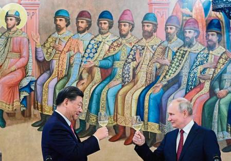 Moscow (Russian Federation), 20/03/2023.- Chinese President Xi Jinping (L) and Russian President Vladimir Putin (R) toast at a reception in the Faceted Chamber of the Moscow Kremlin, Russia, 21 March 2023. Chinese President Xi Jinping arrived in Moscow on a three-day visit, which will last from March 20 to 22, according to Russian and Chinese state agencies. Xi Jinping visits Russia on improving joint partnership and developing key areas of Russian-Chinese economic cooperation. (Rusia, Moscú) EFE/EPA/PAVEL BYRKIN / SPUTNIK / KREMLIN POOL MANDATORY CREDIT