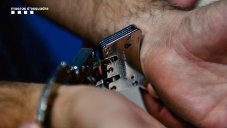 La policía catalana cree que el detenido podría haber cometido más estafas