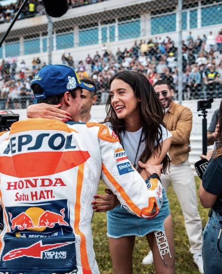 Marc Márquez y María Pedraza en el Circuito de Portimao, en el marco del Gran Premio de Portugal