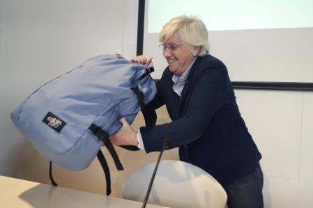 Clara Ponsatí se fue de Catalunya hace cinco años y cinco meses con la mochila azul que ayer exhibió durante la rueda de prensa