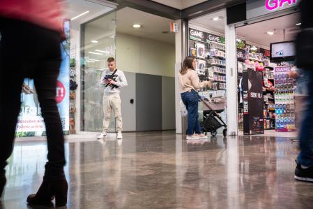 Entrada a uno de los lavabos públicos del centro Màgic Badalona