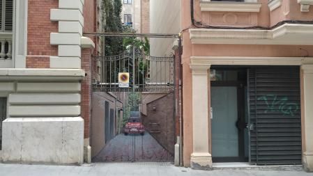 Una pieza de arte urbano que simula la profundidad de una calle con estilo realista, en Barcelona.