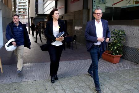 Laura Borràs saliendo del edificio Godó tras ser entrevistada en RAC1