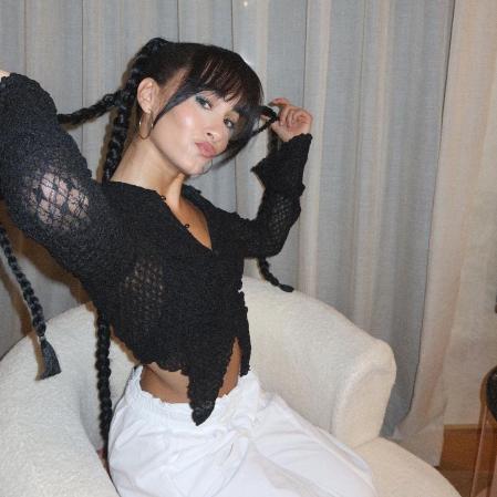 Aitana se atreve con el color azul para iluminar su mirada