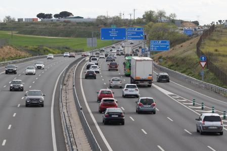 Tráfico fluido en la A-5 en dirección salida de Madrid, en el inicio de la operación salida de Semana Santa el pasado viernes