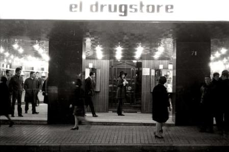 Situado en el número 71 del paseo de Gràcia, con acceso también por el pasaje Domingo, se abrió el primer Drugstore de Barcelona