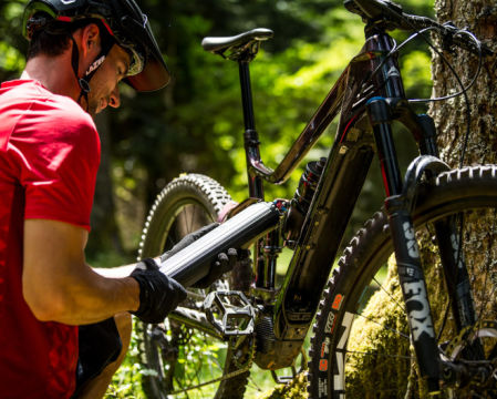 Las baterías extraíbles facilitan la carga de la bicicleta eléctrica.