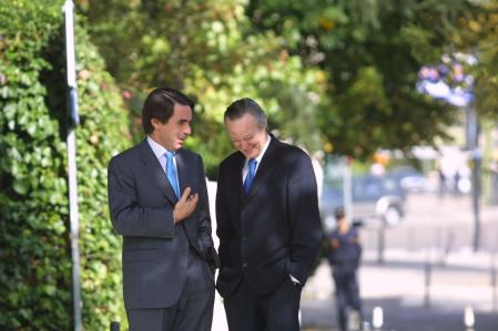 José María Aznar y Josep Piqué, sonriendo juntos en una imagen de 2001