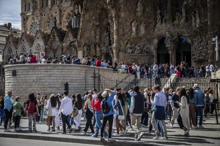 Grandes colas de turistas para visitar la Sagrada Familia, en Barcelona