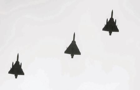 Hsinchu (Taiwán), 04/09/2023.- Aviones de combate Mirage 2000 de la Fuerza Aérea de Taiwán sobrevuelan el cielo sobre la base aérea de Hsinchu, Taiwán, este domingo. China anunció tres días de ejercicios militares en Taiwán y voló decenas de aviones a través la línea media del Estrecho de Taiwán, tras la visita del presidente taiwanés a los Estados Unidos. EFE/RITCHIE B. TONGO